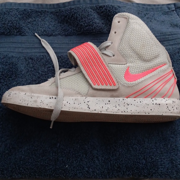 Nike - Picture 2 of 4